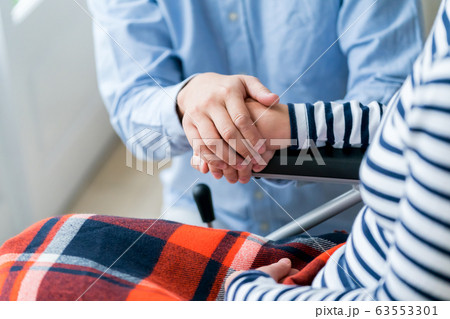 family 車いすの夫婦 family 車いすの夫婦 63553301