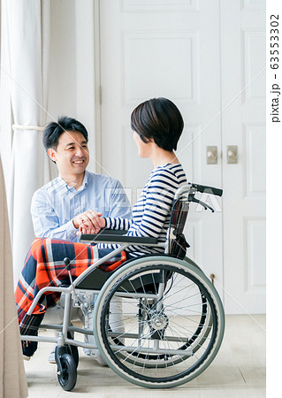 family　車いすの夫婦 63553302