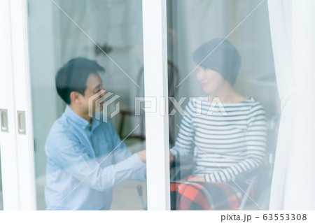 family 車いすの夫婦 family 車いすの夫婦 63553308