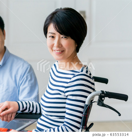 family　車いすの妻 63553314
