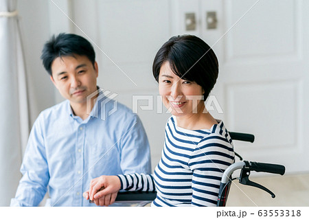 family 車いすの夫婦 family 車いすの夫婦 63553318