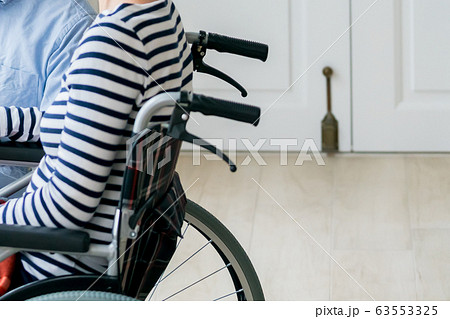 family　車いすの夫婦 63553325