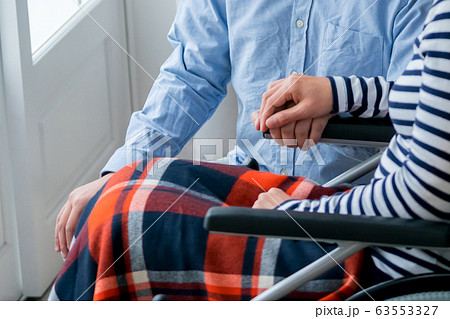 family 車いすの夫婦 family 車いすの夫婦 63553327