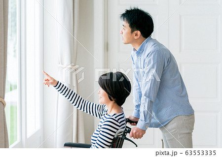 family　車いすの夫婦 63553335