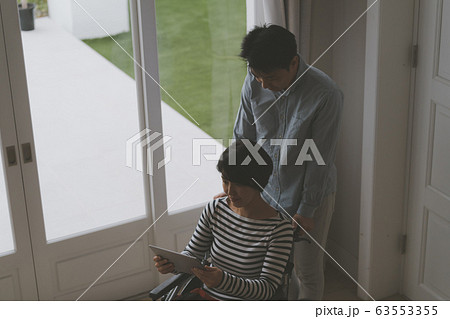 family 車いすの夫婦 family 車いすの夫婦 63553355