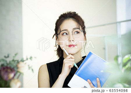 資格の勉強をする女性 63554098