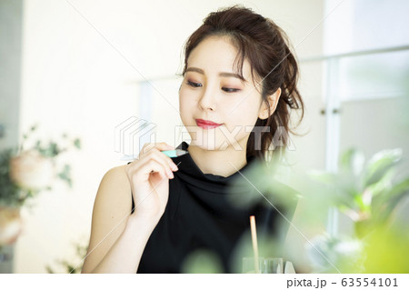 資格の勉強をする女性 資格の勉強をする女性 63554101