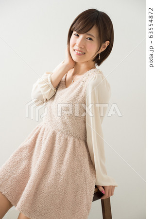 椅子に座る女性 63554872