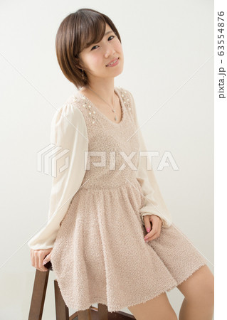 椅子に座る女性 63554876