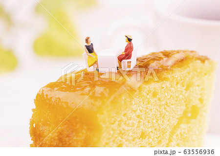 パイナップルケーキとテーブルに着く二人の女性 パイナップルケーキとテーブルに着く二人の女性 63556936