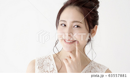 女性　美容　歯　ホワイトニング 63557881