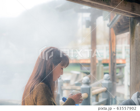 温泉街　飲泉を楽しむ女性　ポートレート 63557902