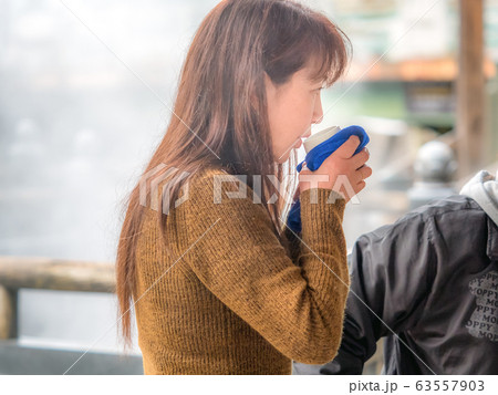 温泉街　飲泉を楽しむ女性　ポートレート 63557903
