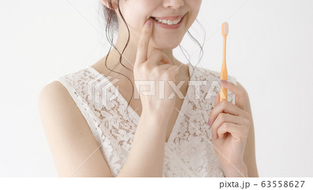 女性　歯磨き 63558627
