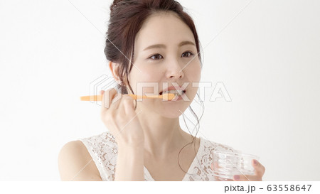 女性　歯磨き 63558647