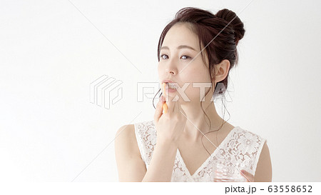 女性　歯磨き 63558652