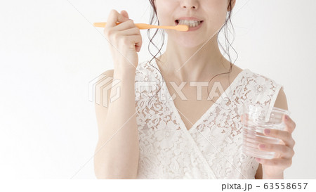 女性　歯磨き 63558657