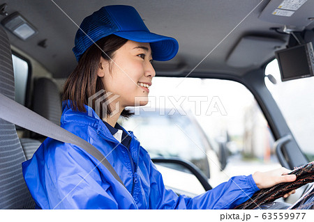 若い女性、運転、運送、トラック 若い女性、運転、運送、トラック 63559977