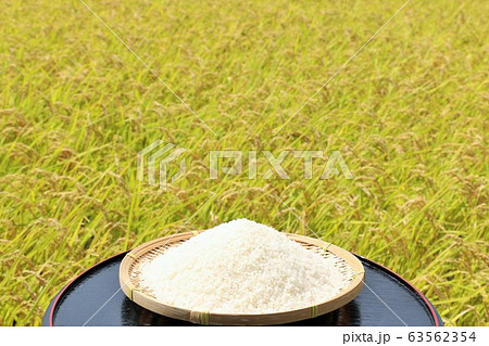 秋の田んぼと新米 63562354