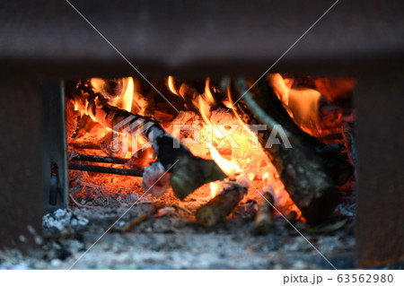 薪を燃やす 63562980