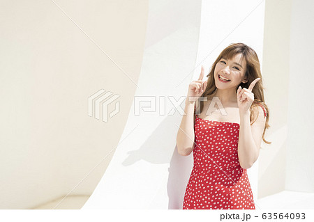 リゾートファッションの女性ポートレート リゾートファッションの女性ポートレート 63564093
