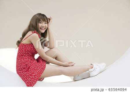 リゾートファッションの女性ポートレート リゾートファッションの女性ポートレート 63564094