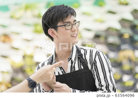エプロンをした若い男性 エプロンをした若い男性 63564096