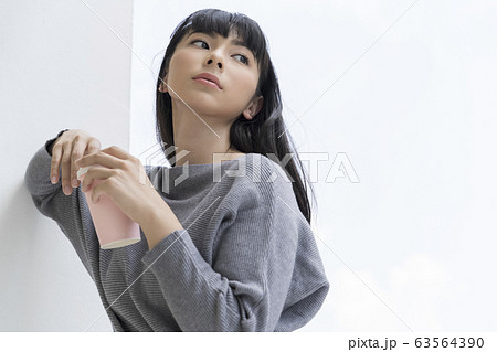 屋外でくつろぐ若い女性 屋外でくつろぐ若い女性 63564390