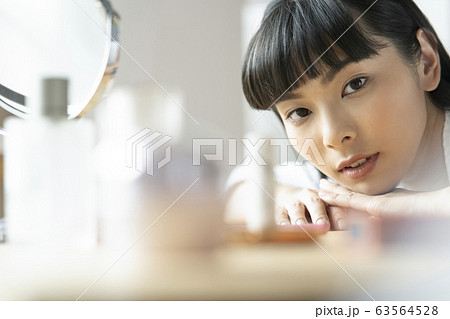 化粧品と女性の表情のポートレート 化粧品と女性の表情のポートレート 63564528