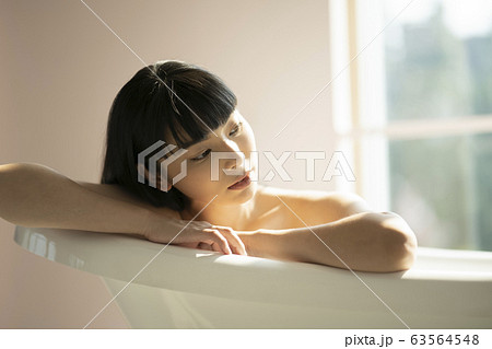 バスルームでリラックスする女性 63564548