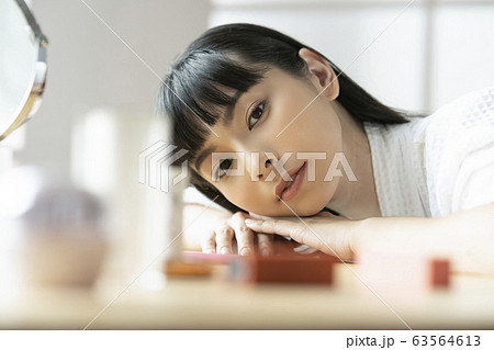 化粧品と女性の表情のポートレート 化粧品と女性の表情のポートレート 63564613