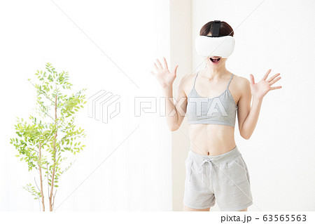 女性 VR 若い女性 フィットネス スポーツ エクササイズ 女性 VR 若い女性 フィットネス スポーツ エクササイズ 63565563