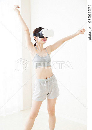 女性　VR　若い女性　フィットネス　スポーツ　エクササイズ 63565574