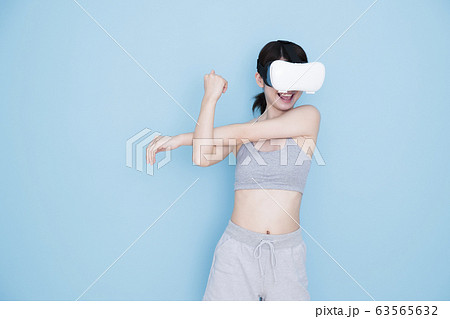 女性　VR　若い女性　フィットネス　スポーツ　エクササイズ 63565632