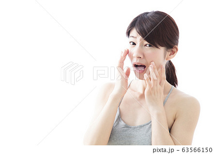 女性 肌トラブル UVケア 紫外線 日焼け 若い女性 白バック 女性 肌トラブル UVケア 紫外線 日焼け 若い女性 白バック 63566150