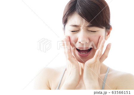 女性 肌トラブル UVケア 紫外線 日焼け 若い女性 白バック 女性 肌トラブル UVケア 紫外線 日焼け 若い女性 白バック 63566151