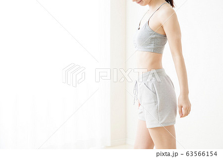 女性　ダイエット　腹筋　ボディパーツ　若い女性　フィットネス　スポーツ　エクササイズ 63566154