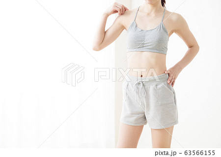 女性 ダイエット 腹筋 ボディパーツ 若い女性 フィットネス スポーツ エクササイズ 女性 ダイエット 腹筋 ボディパーツ 若い女性 フィットネス スポーツ エクササイズ 63566155