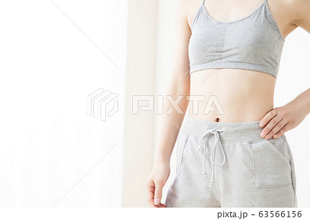 女性 ダイエット 腹筋 ボディパーツ 若い女性 フィットネス スポーツ エクササイズ 女性 ダイエット 腹筋 ボディパーツ 若い女性 フィットネス スポーツ エクササイズ 63566156