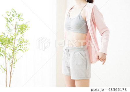 女性　ダイエット　腹筋　ボディパーツ　若い女性　フィットネス　スポーツ　エクササイズ 63566178