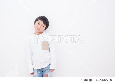 おしゃれな小学生の男の子の写真素材