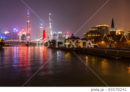 《上海》外灘の夜景・陸家嘴(りくかし)の摩天楼 《上海》外灘の夜景・陸家嘴(りくかし)の摩天楼 63570241