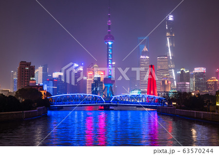 《上海》外灘の夜景・陸家嘴(りくかし)の摩天楼 《上海》外灘の夜景・陸家嘴(りくかし)の摩天楼 63570244