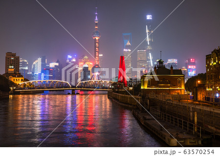《上海》外灘の夜景・陸家嘴（りくかし）の摩天楼 63570254
