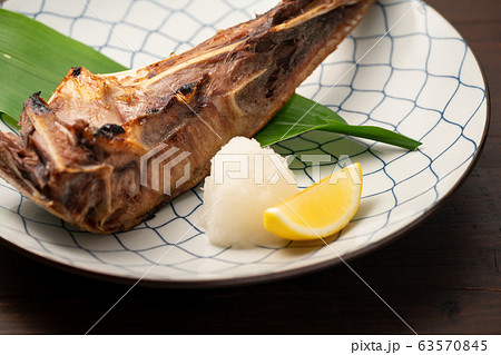 鮪のカマの塩焼きの写真素材