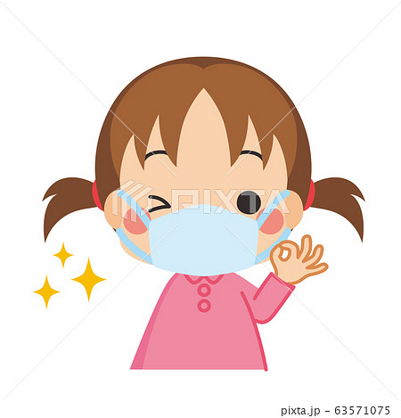 マスクをして感染症対策バッチリの小さな女の子 63571075