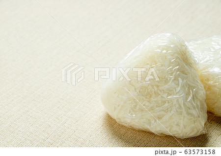 衛生面への配慮からラップを使用して握ったおにぎり。 63573158