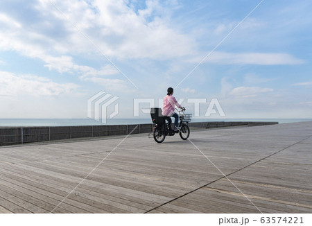自転車に乗る女性 63574221