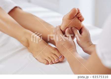 Relaxing feet massage 63575310