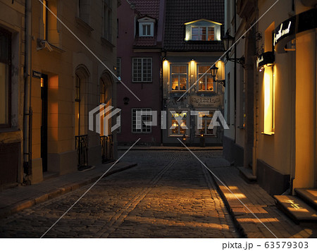 ラトビア・リガ旧市街の小道 / street in Riga, Latvia ラトビア・リガ旧市街の小道 / street in Riga, Latvia 63579303
